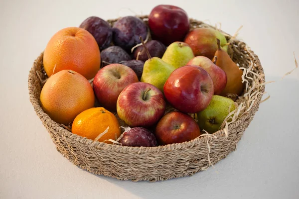 Primer plano de varias frutas en canasta de mimbre —  Fotos de Stock