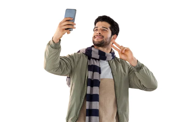 Mosolygó ember, figyelembe véve a telefon selfie — Stock Fotó