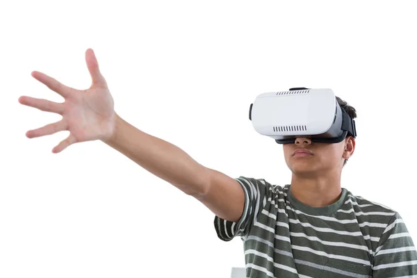 Menino adolescente usando fone de ouvido de realidade virtual — Fotografia de Stock