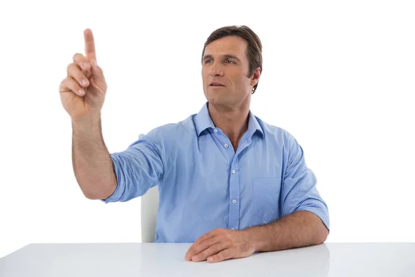 Executivo masculino pressionando uma tela virtual invisível — Fotografia de Stock