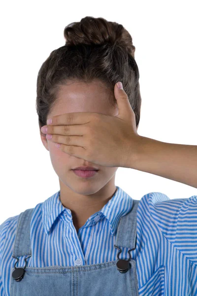 Adolescente chica cubriendo sus ojos — Foto de Stock