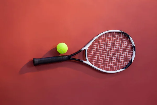 Fluoreszkáló sárga tenisz labda ütő — Stock Fotó