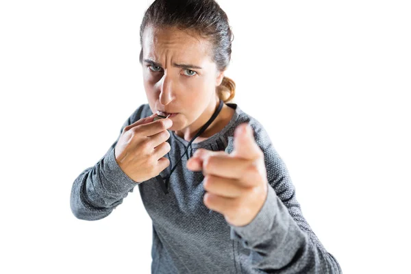 Entrenadora haciendo gestos mientras silba — Foto de Stock