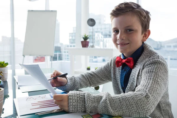 Pojke som business executive anläggning dokument — Stockfoto