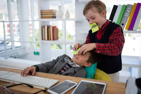 Kid som företagsledare spelar — Stockfoto