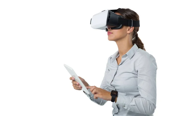 Kvinnliga verkställande använder virtuell verklighet headset — Stockfoto