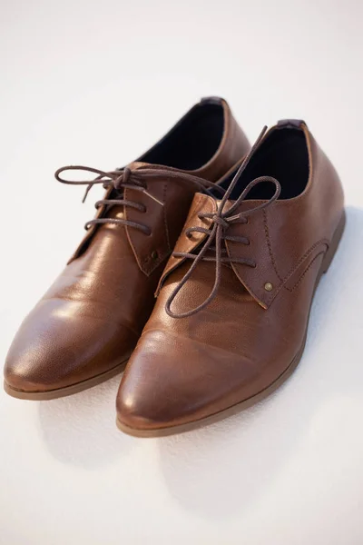 Paar Schuhe vor weißem Hintergrund — Stockfoto