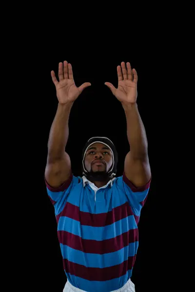 Deportista con los brazos levantados jugando rugby — Foto de Stock