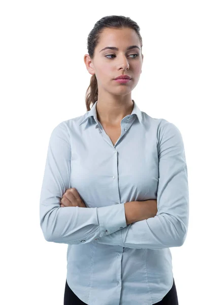 Esecutivo femminile in piedi con le braccia incrociate — Foto Stock