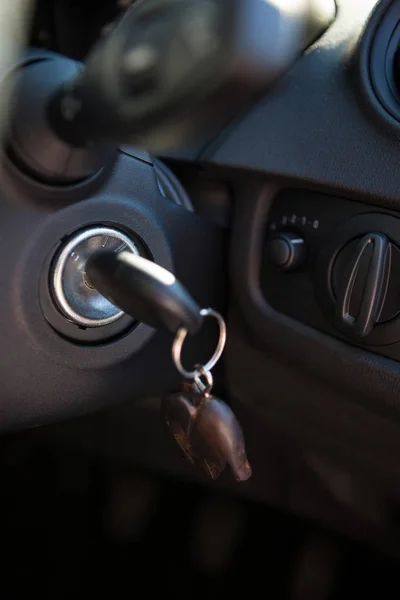 Interior del coche con tablero de instrumentos y llave — Foto de Stock