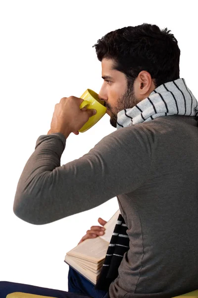 Homem atencioso tomando uma caneca de café — Fotografia de Stock