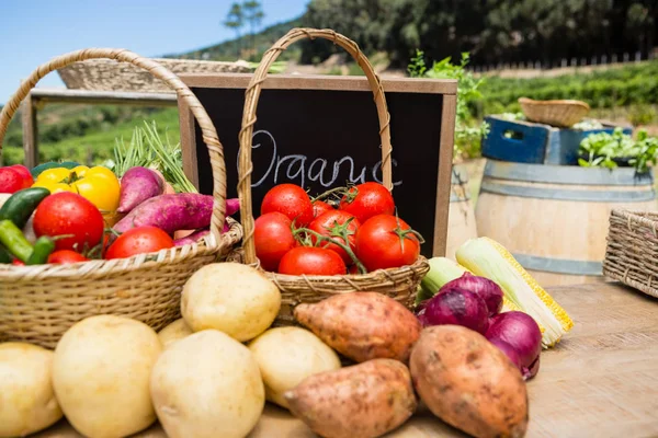 Varias verduras frescas con pizarra —  Fotos de Stock