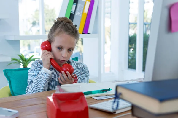 Lány, mint üzleti végrehajtó beszél telefonon — Stock Fotó