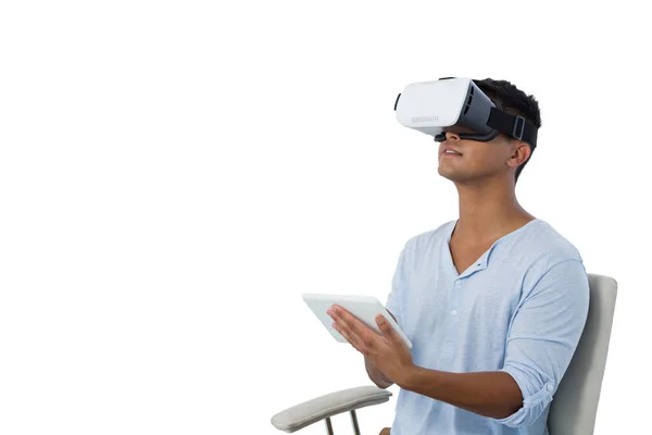 Mann mit Virtual-Reality-Headset und Tablet — Stockfoto