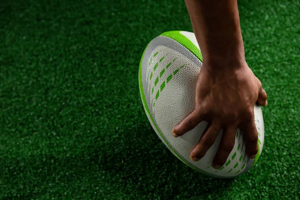 Sportsman holding rugby boll — Stockfoto