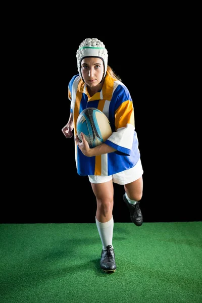 Female athlete wearing helmet while playing rugby — Stock Photo, Image