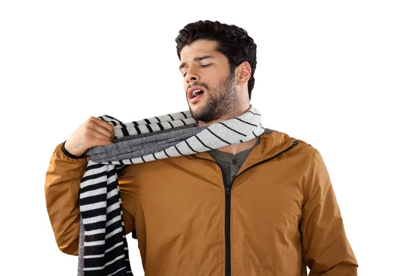 Uomo guardando la sua sciarpa — Foto Stock