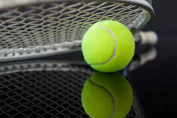 Tennisschläger auf Ball — Stockfoto