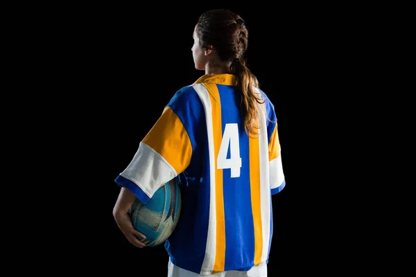 Atleta feminina segurando bola de rugby — Fotografia de Stock