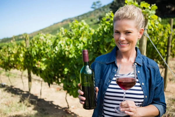 Vrouwelijke wijnboer behandeling van wijn — Stockfoto