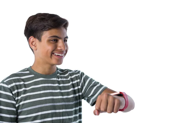 Teenager schaut auf seine Smartwatch — Stockfoto
