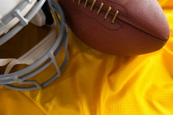 Futebol americano e capacete em jersey — Fotografia de Stock