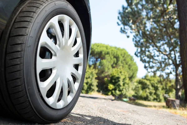 Ruota della macchina in una giornata di sole — Foto Stock