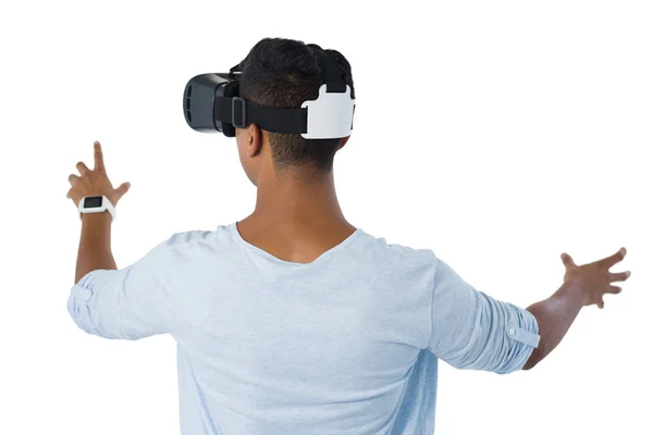 Homem usando fone de ouvido de realidade virtual — Fotografia de Stock