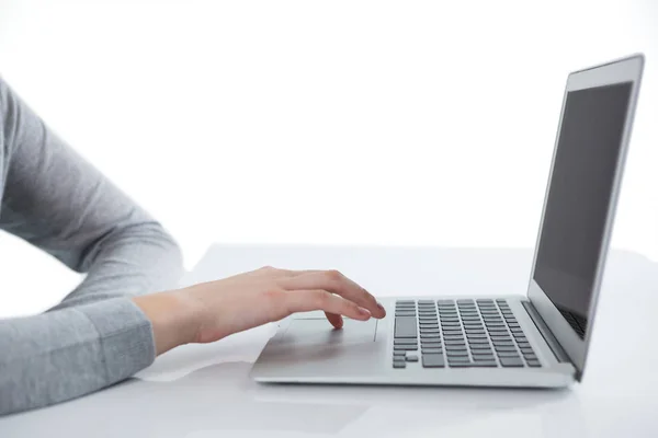 Teenage girl using laptop — Stock Photo, Image