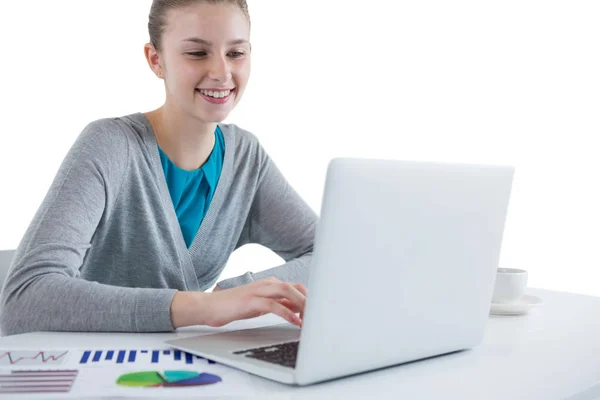 Ragazza adolescente utilizzando il computer portatile — Foto Stock