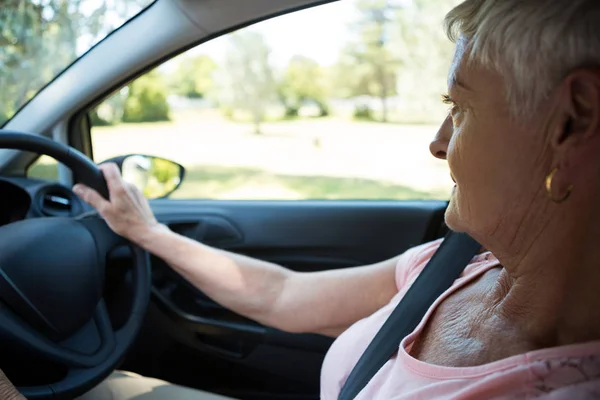 Starsza kobieta prowadząca samochód — Zdjęcie stockowe