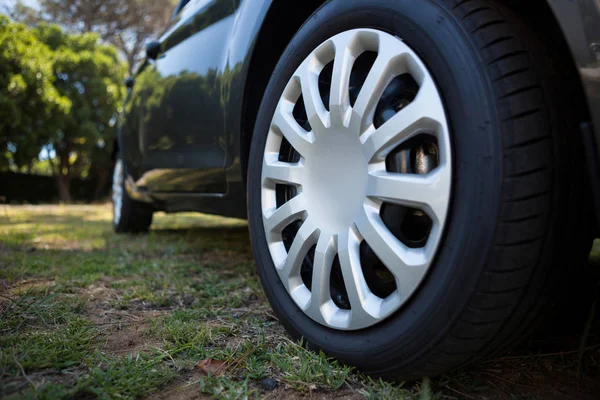 Ruote auto in una giornata di sole — Foto Stock