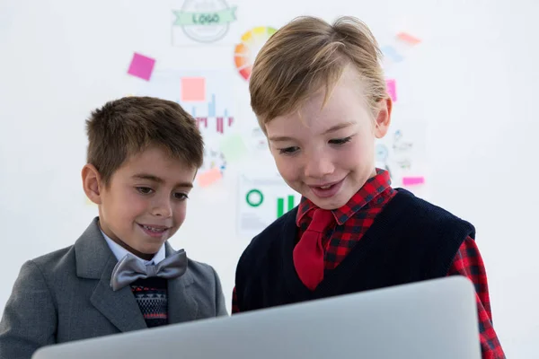 Niños como ejecutivos de negocios usando laptop — Foto de Stock