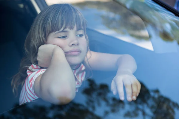 Teenager-Mädchen sitzt im Auto — Stockfoto