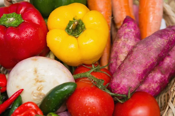 Verduras frescas en canasta de mimbre — Foto de Stock