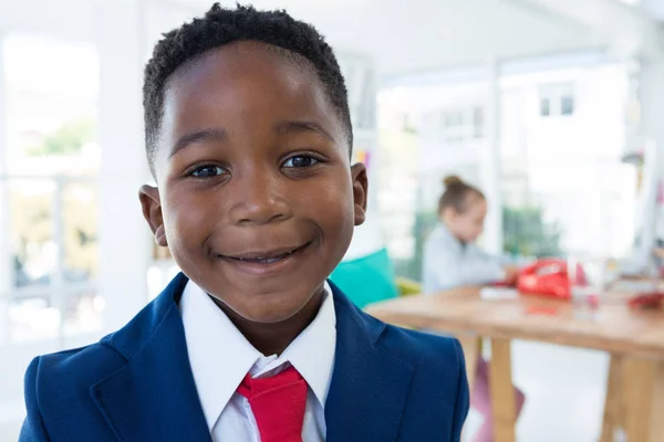 Niño como ejecutivo de negocios sonriendo —  Fotos de Stock