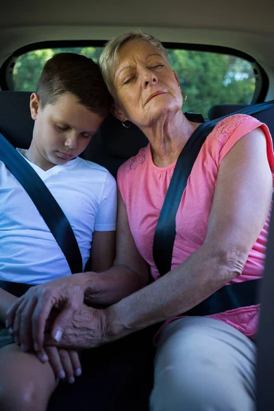 Avó e neto relaxando no carro — Fotografia de Stock