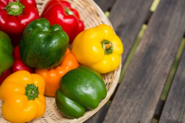 Pimientos frescos en canasta de mimbre — Foto de Stock