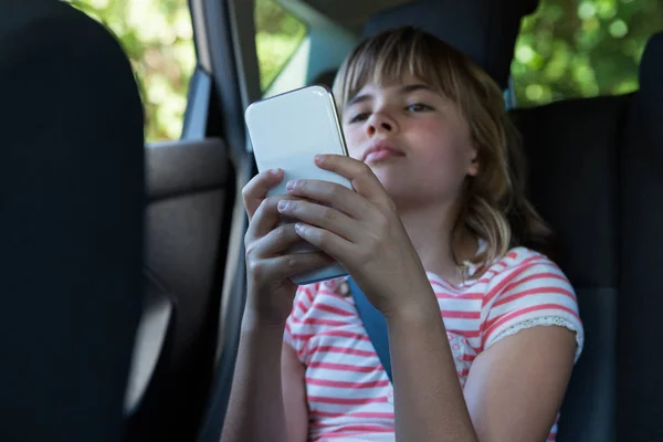 Tienermeisje telefoon gebruik in auto — Stockfoto