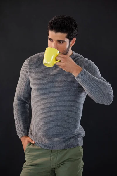 Nadenkende man hebben van een mok koffie — Stockfoto