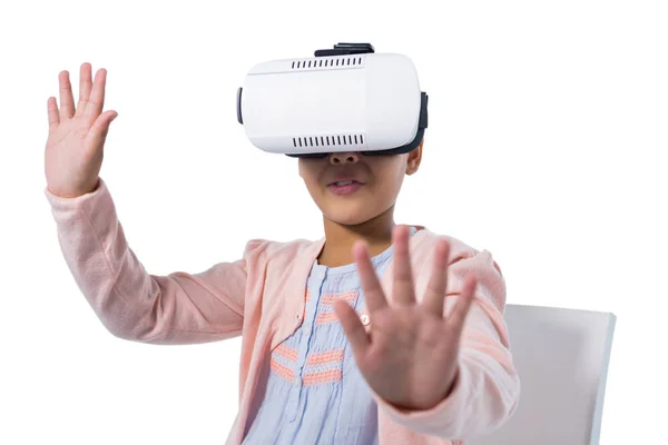 Menina usando fone de ouvido realidade virtual — Fotografia de Stock