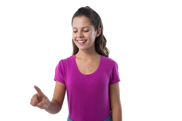 Девочка-подросток нажимает невидимый виртуальный экран — стоковое фото