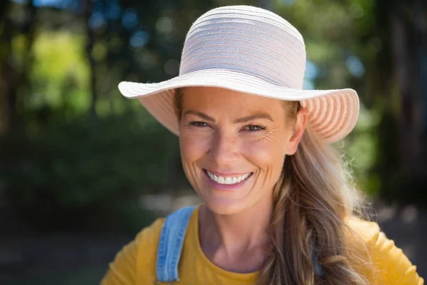 Donna sorridente che indossa cappello — Foto Stock