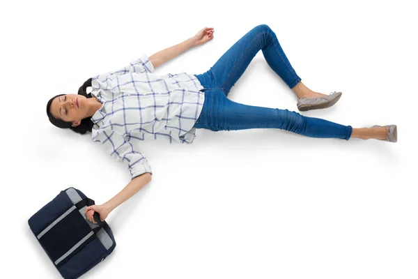 Mujer acostada sobre fondo blanco — Foto de Stock