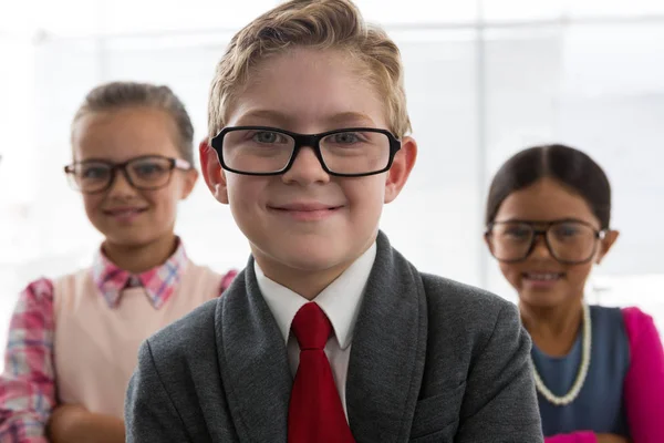 Niños como ejecutivo de negocios sonriendo —  Fotos de Stock