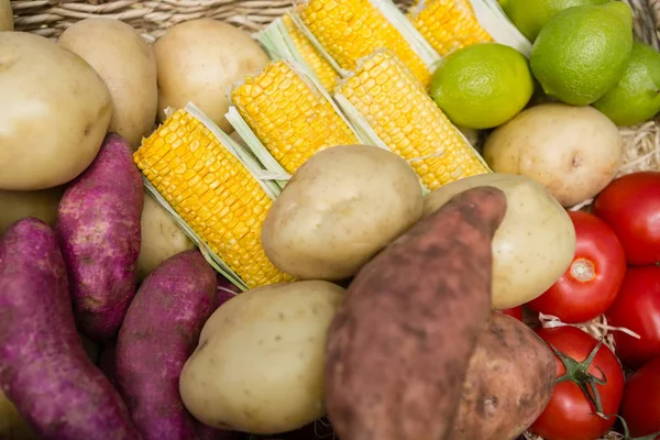 Verduras frescas en canasta de mimbre —  Fotos de Stock
