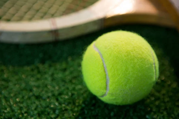 Tennisball mit Schläger — Stockfoto