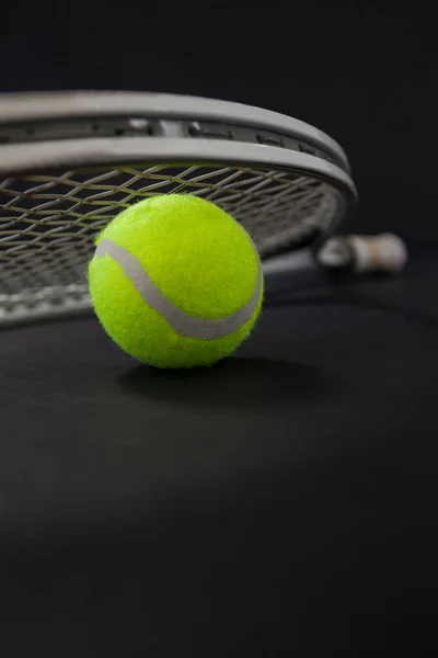 Silberschläger auf Tennisball — Stockfoto