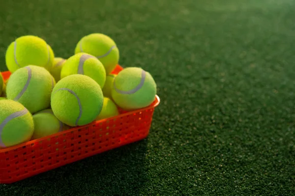 Tennisbollar i plastbehållare — Stockfoto