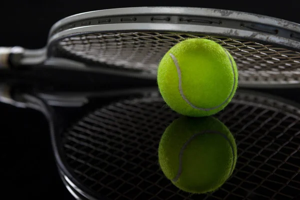 Люмінесцентний жовтий тенісний м'яч — стокове фото
